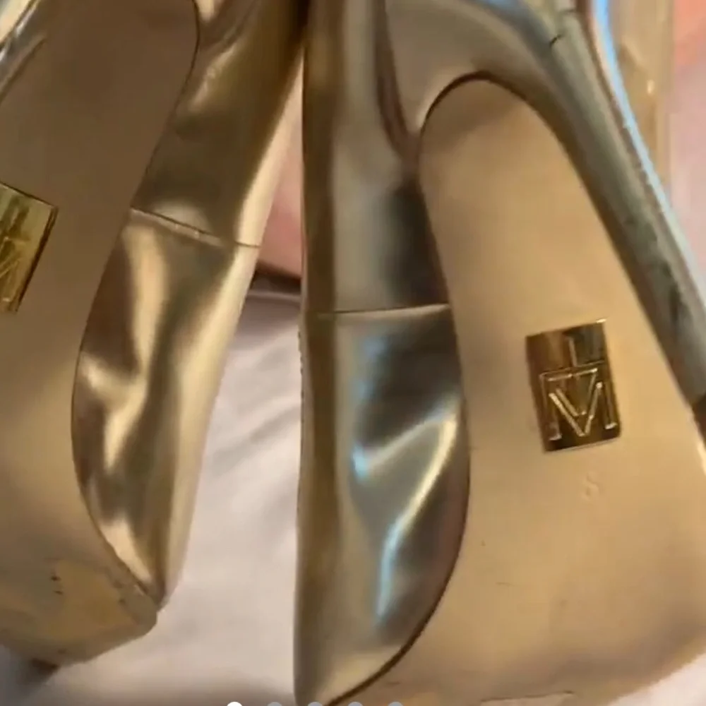 Truth or Dare Gold Pointed Toe Heels. Size 8 - Picture 6 of 9